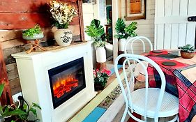 Rosewood Cottage -Entire 2 Bedroom Home With Netflix & Wifi
